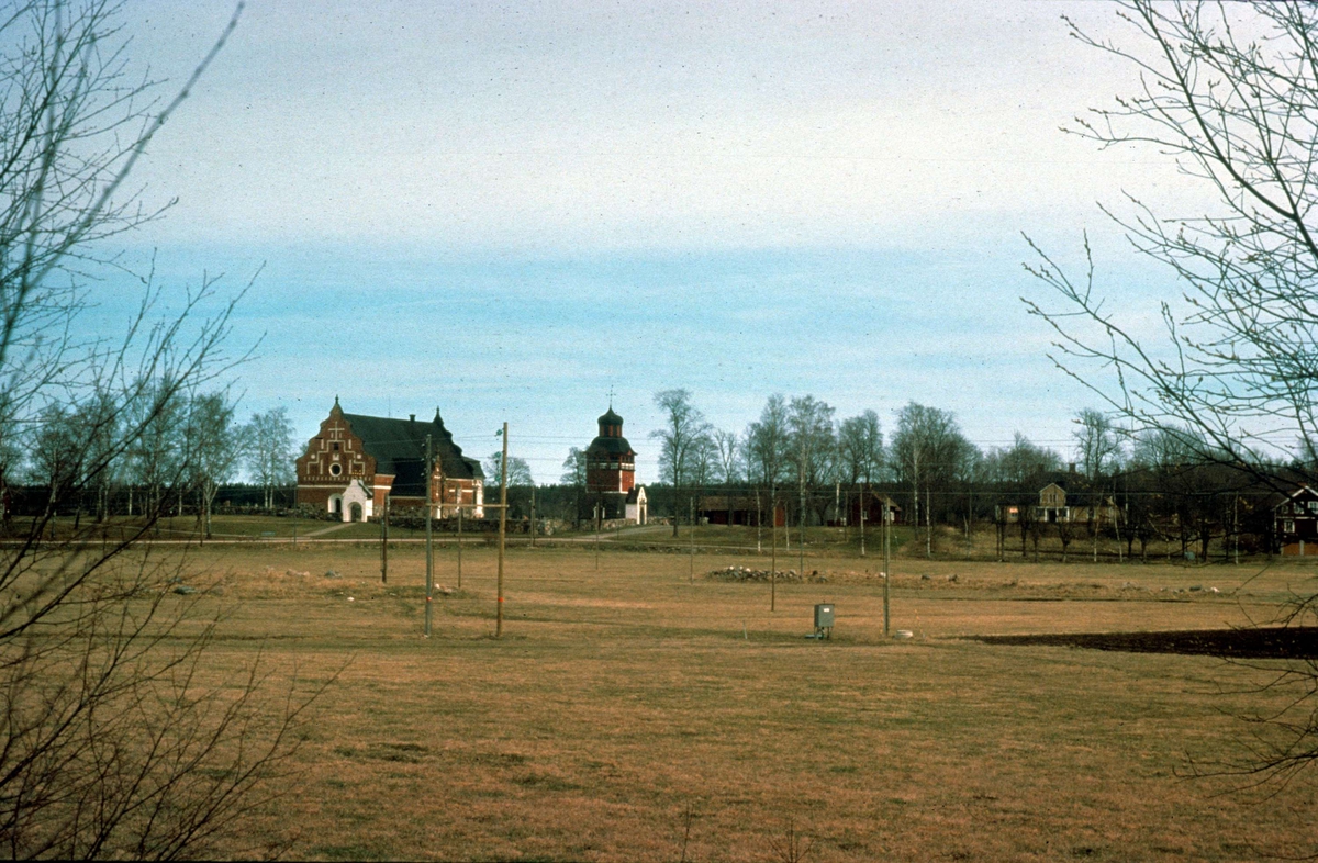 Landskapsvy med Österlövsta kyrka och prästgård, Österlövsta socken, Uppland 1976