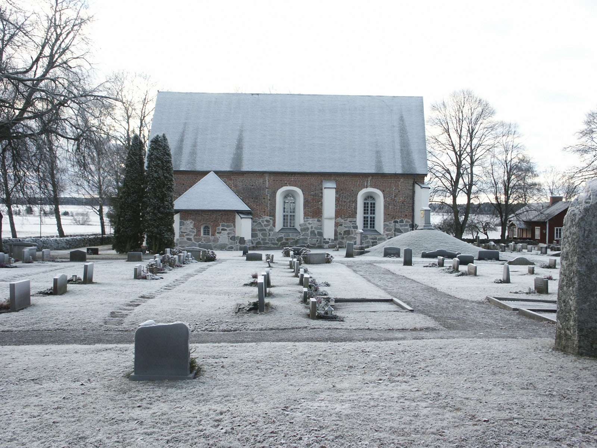 Nysätra kyrka och kyrkogård, Nysätra socken, Uppland december 2002