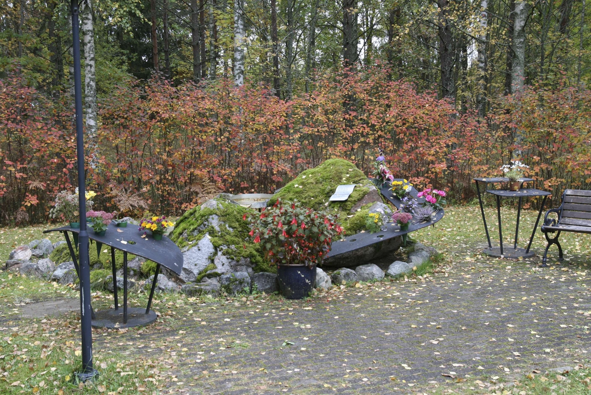 Minneslund på kyrkogården vid Marma kyrka, Marma, Älvkarleby socken, Uppland 2008