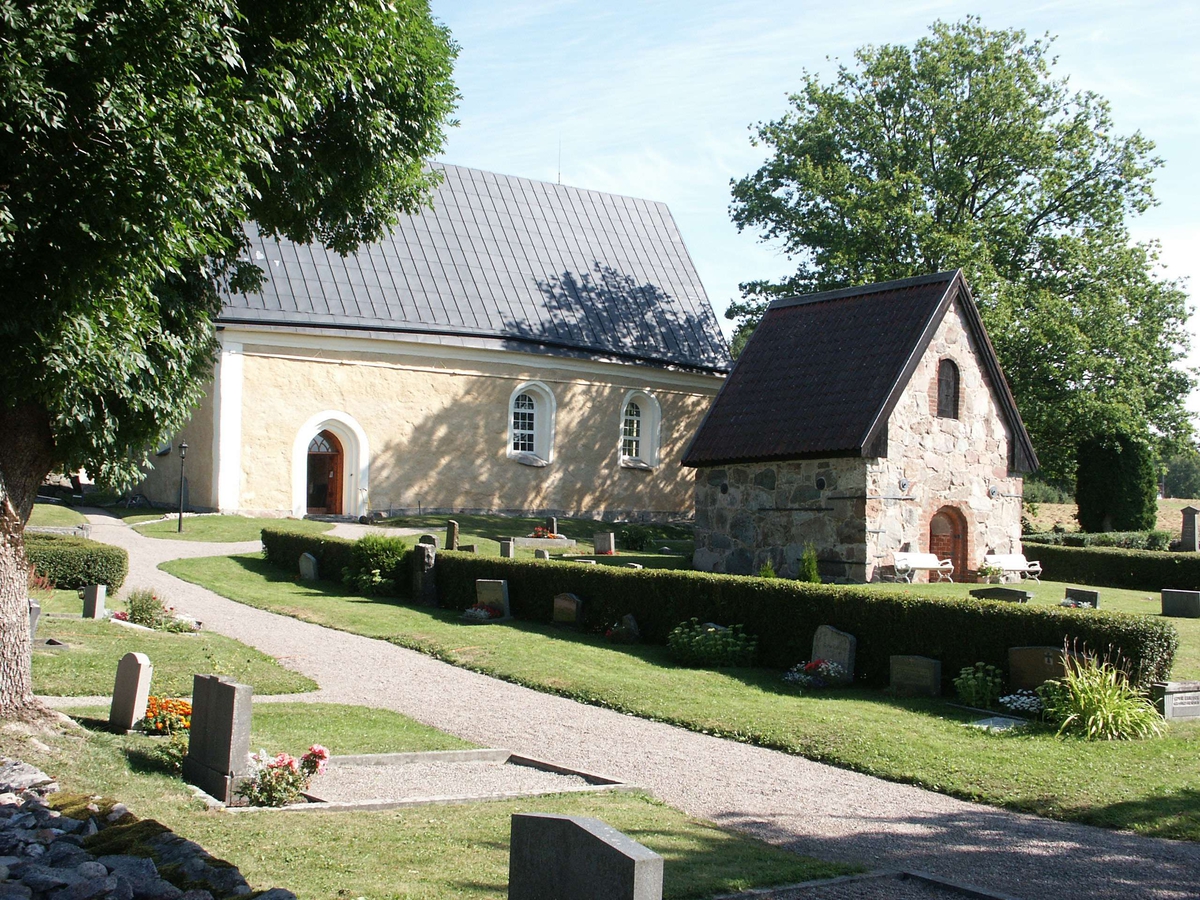 Uppsala-Näs kyrka med lillkyrkan, Uppsala-Näs socken, Uppland  2005