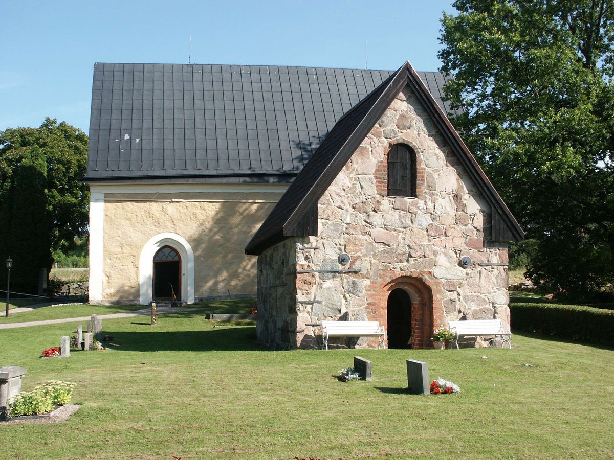 Uppsala-Näs kyrka med lillkyrkan, Uppsala-Näs socken, Uppland  2005