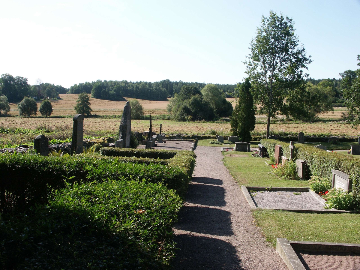 Kyrkogården vid Uppsala-Näs kyrka, Uppsala-Näs socken, Uppland  2005