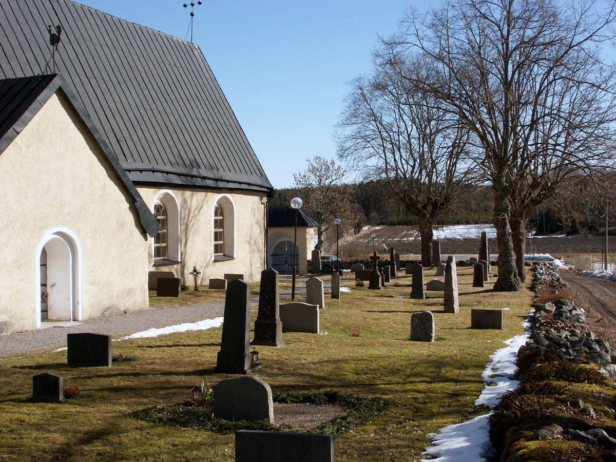 Kyrkogården vid Vallby kyrka, Vallby socken, Uppland  2005