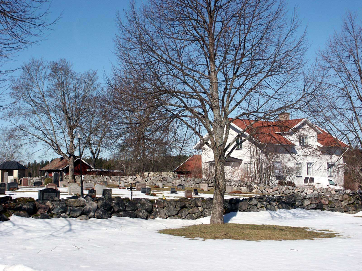 Kyrkogården vid Vallby kyrka, Vallby socken, Uppland  2005