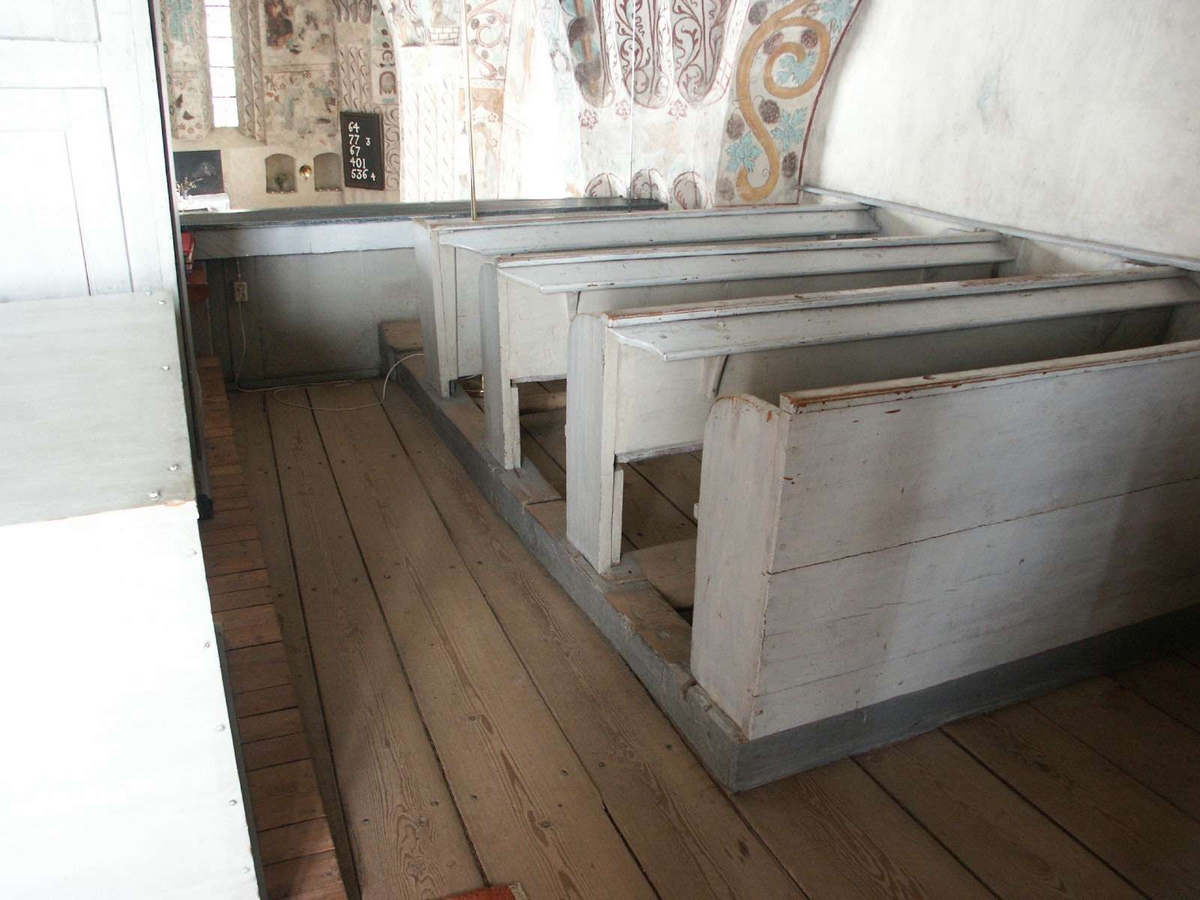 Bänkar på läktaren i Härkeberga kyrka, Härkeberga socken, Uppland  2004