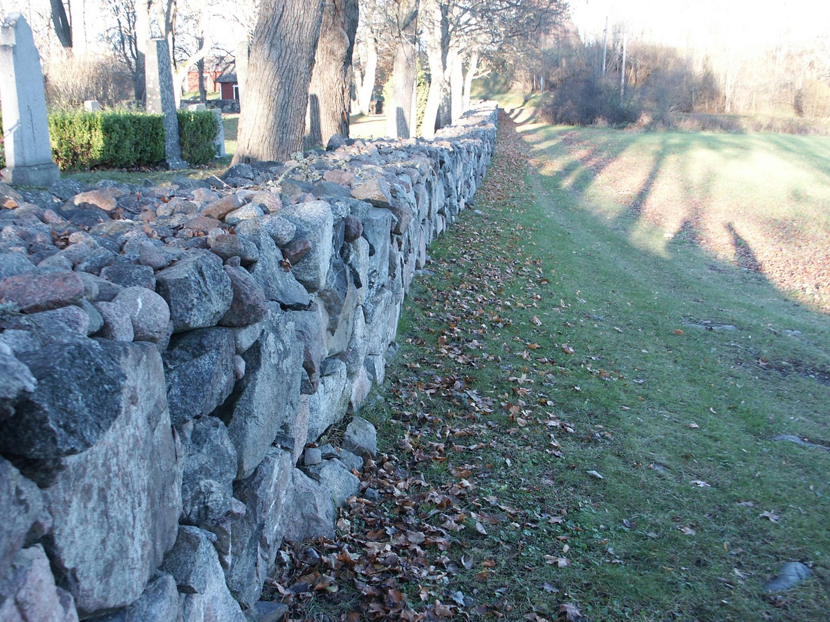 Kyrkogårdsmuren vid Östuna kyrka, Östuna socken, Uppland 2006