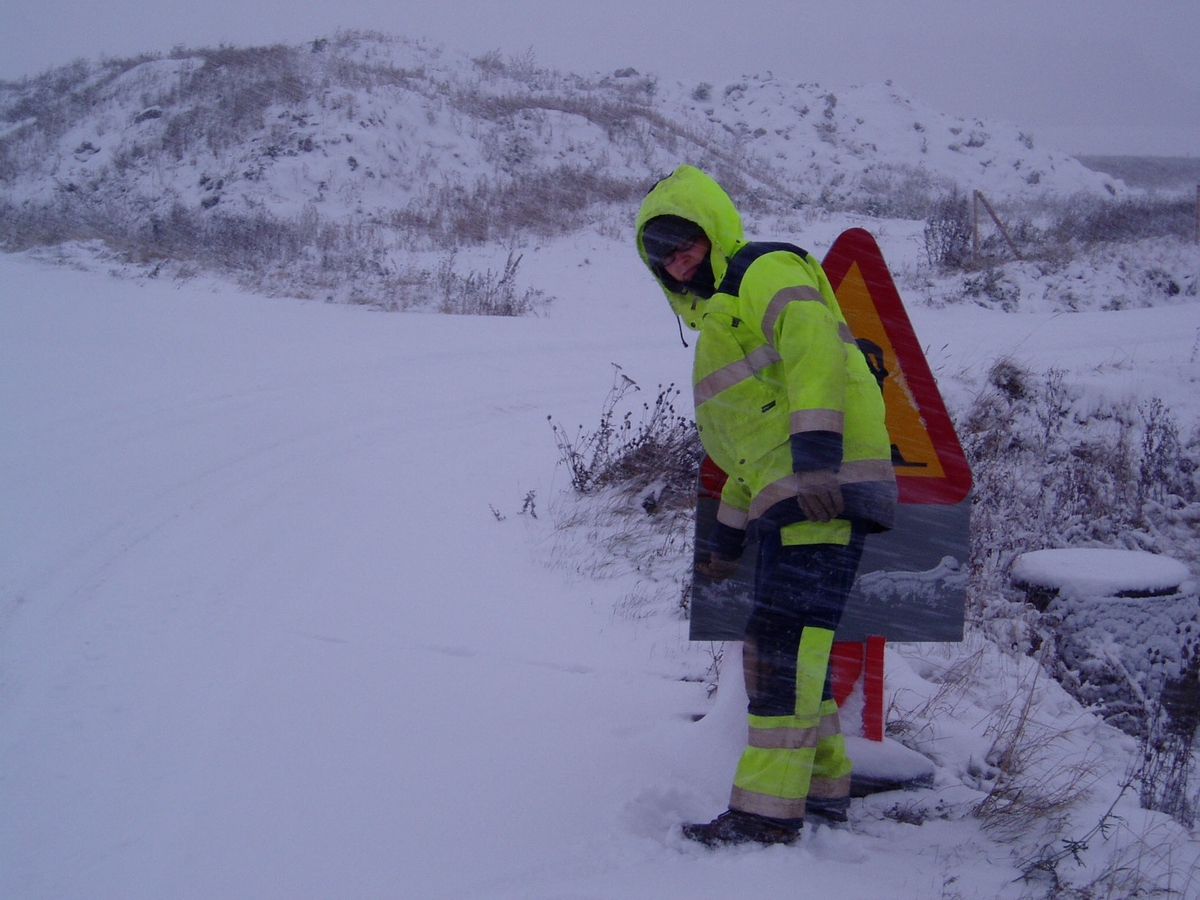 Arkeolog i snö, Bredåker, Gamla Uppsala, Uppland  2003