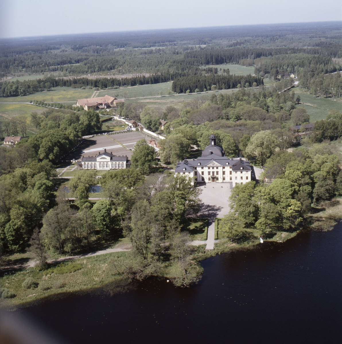 Vy över Örbyhus slott vid Vendelsjön, Vendels socken, Uppland, juni 1989