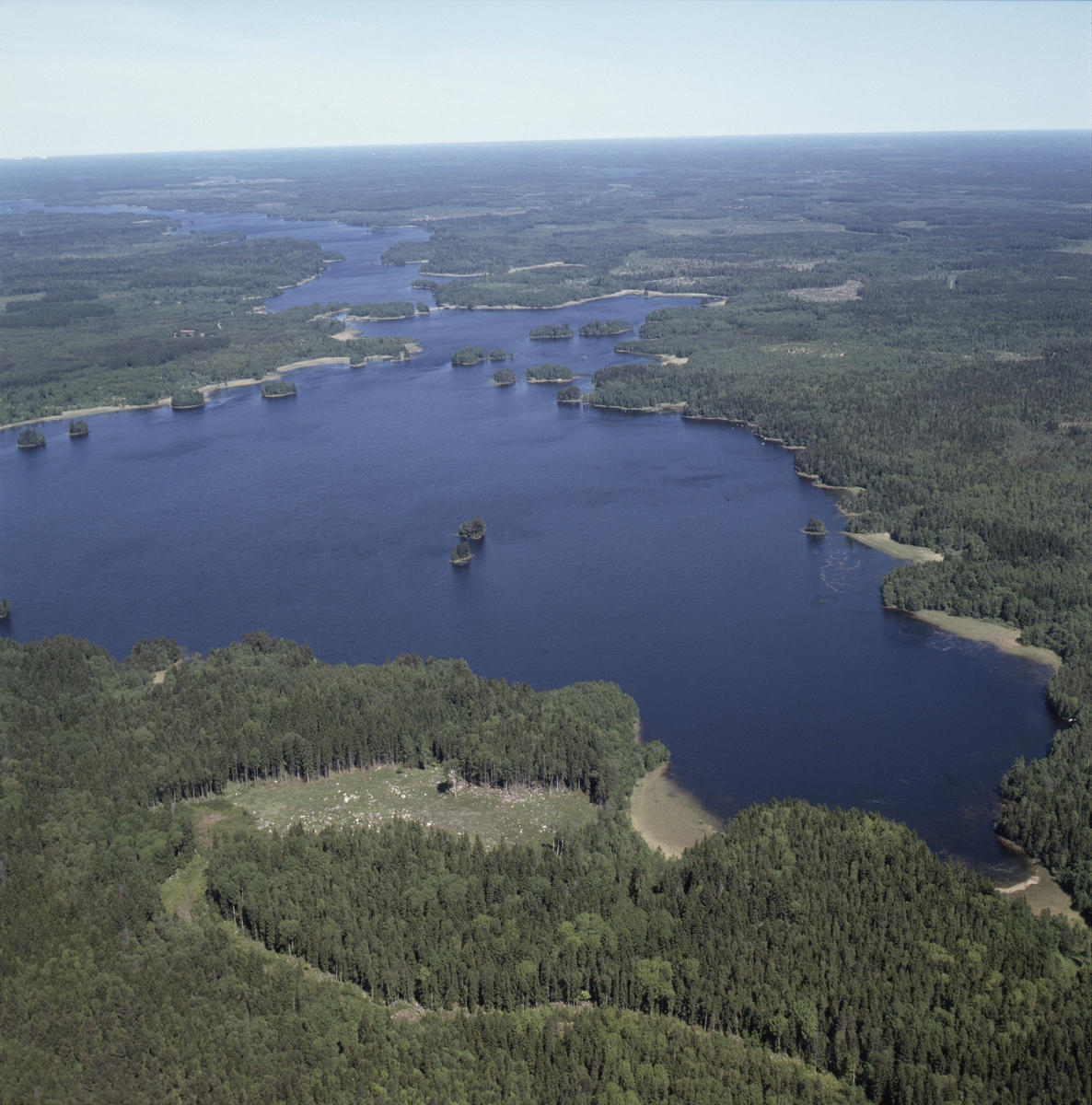 Vy över Vällen och Pansaruddens naturreservat, Bladåkers socken, Uppland, juni 1989