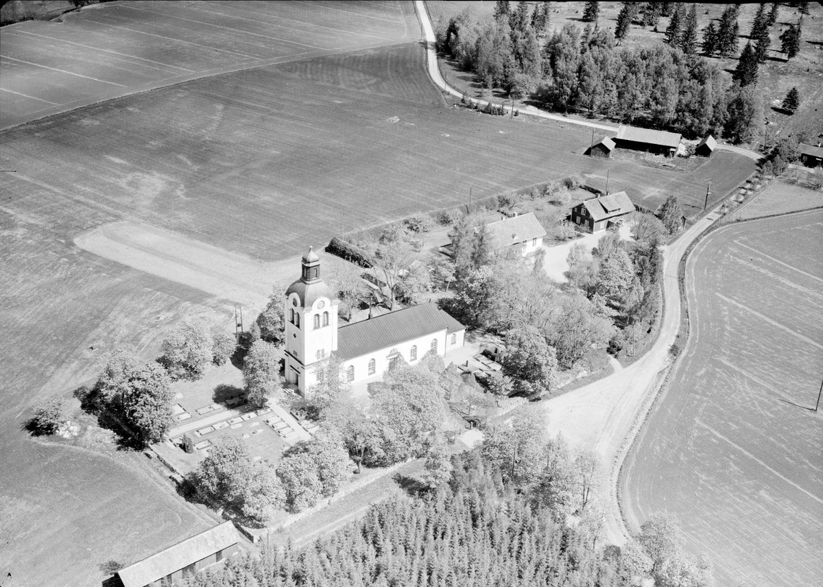 Flygfoto över Breds kyrka, Breds socken, Uppland 1955