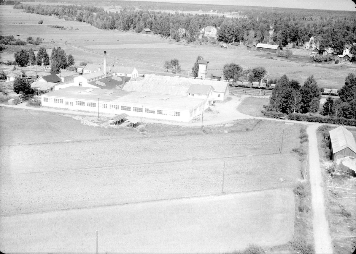 Flygfoto över Örbyhus Smides- & Sängfabrik AB, Örbyhus, Uppland 1947