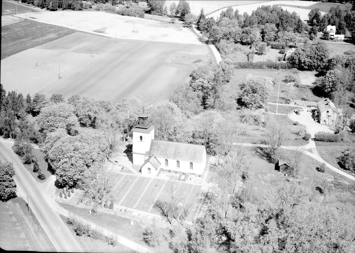 Flygfoto över Övergrans kyrka, Övergrans socken, Uppland 1955