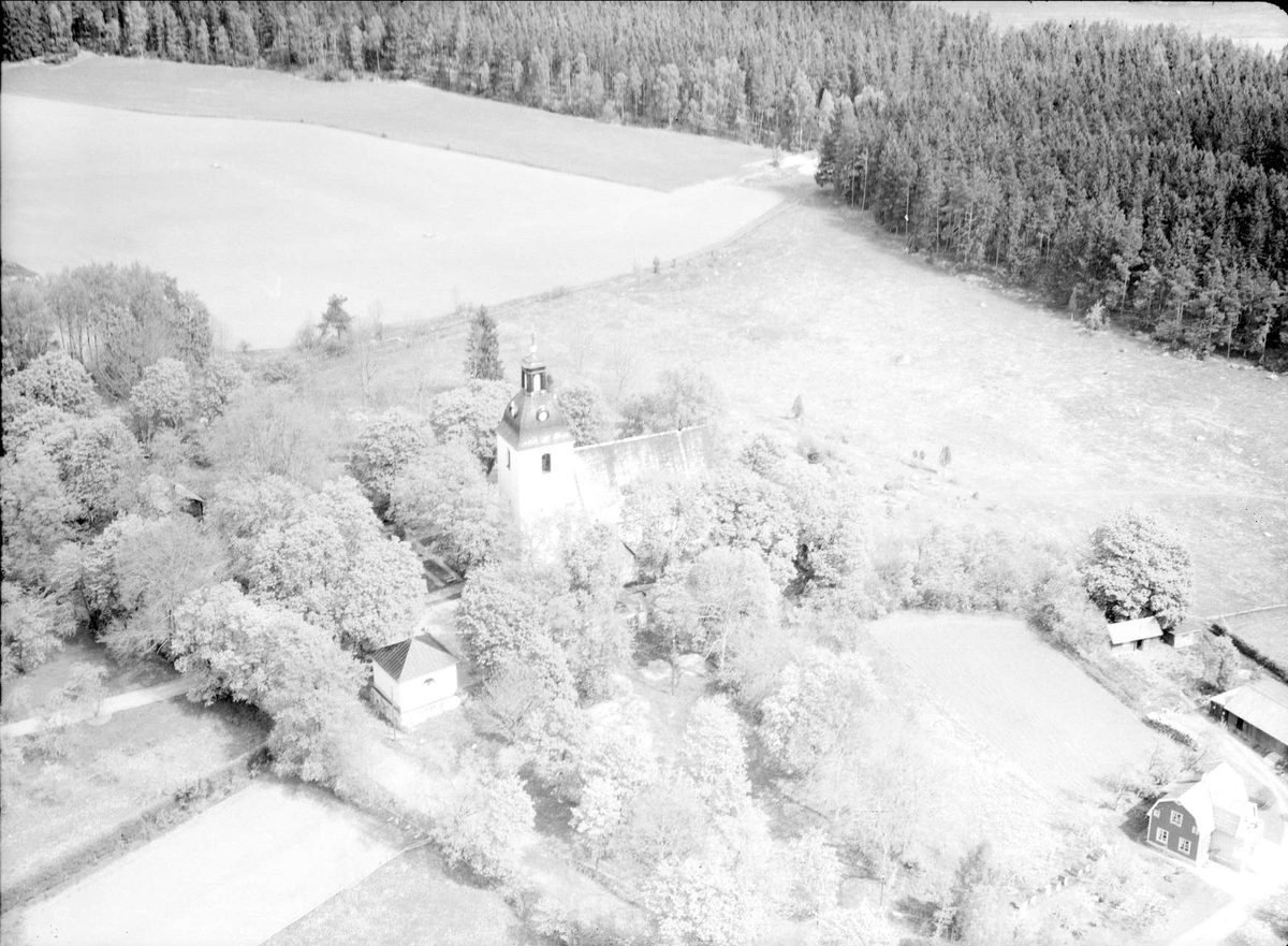 Flygfoto över Husby-Sjutolfts kyrka, Husby-Sjutolfts socken, Uppland 1955