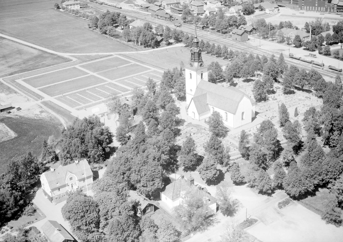 Flygfoto över Heby och Västerlövsta kyrka, Västerlövsta socken, Uppland 1959