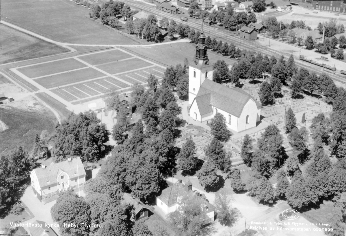Vy över Västerlövsta kyrka i Heby 