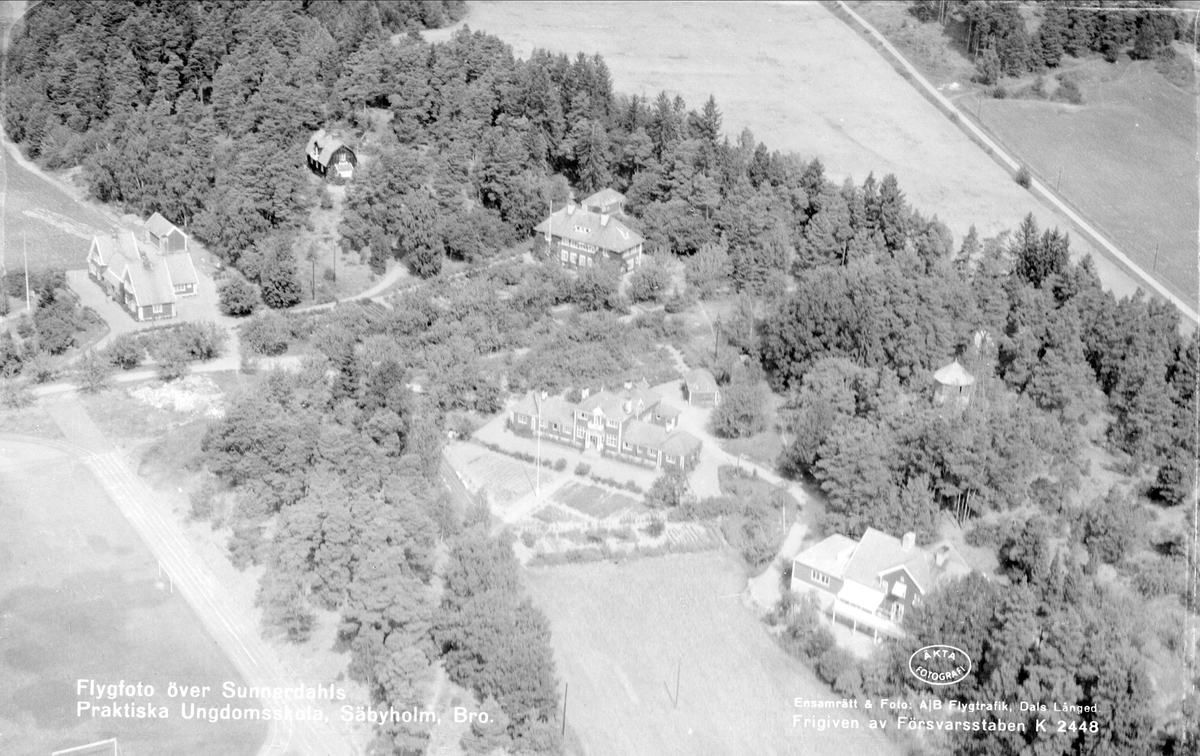 Flygfoto över Sunnerdals Praktiska Ungdomsskola, Säbyholm, Bro socken, Uppland 1947