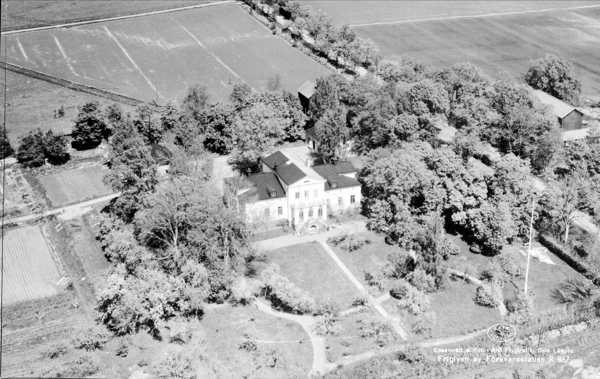 Flygfoto över Strömsbergs gård, Strömsberg, Breds socken, Uppland 1955