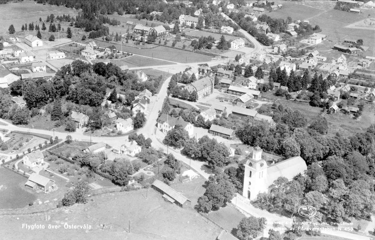 Flygfoto över Östervåla, Uppland 1952