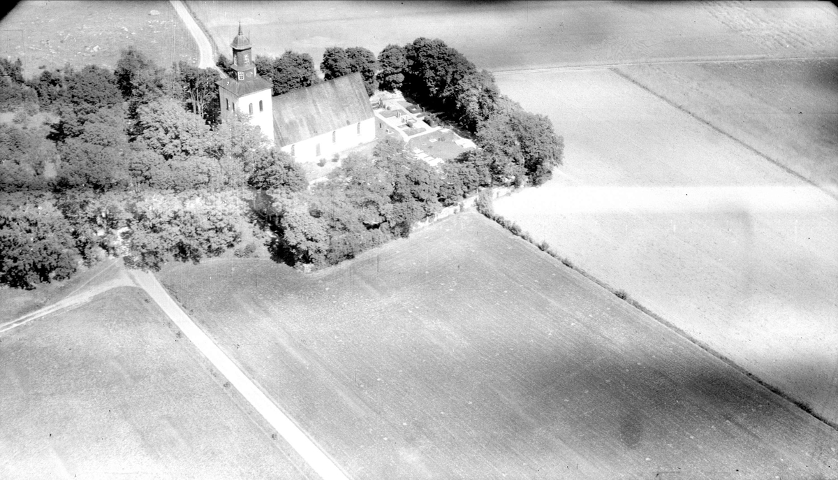 Flygfoto över Skuttunge kyrka, Skuttunge socken, Uppland 1947