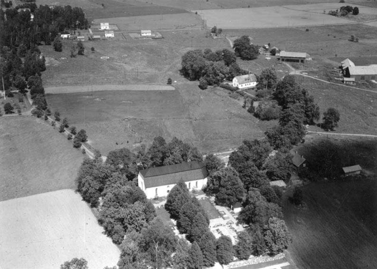 Flygfoto över Harbo kyrka med omgivande landskap, Harbo socken, Uppland år 1952.