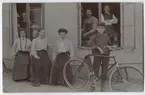 Postkort - personalen på hattfabriken Aug. Ekströms Eftr. samlade utanför fabriken på Svartbäcksgatan 8, Uppsala 1907