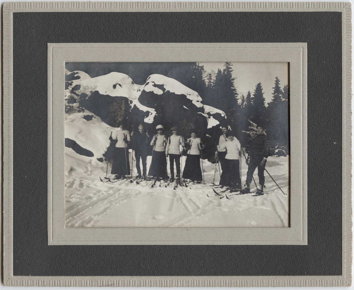 Syskonen Ragnar, Viktor och Ragnhild Nyman, Elsa Lundin, Sixtus Janson samt möjligen Elwira Freding och Klara Olsson på skidutflykt, Uppsala 1909