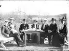 Gustaf Wiksell, Augusta Lundin, Johan Lundin, Signe Andersson, Hulda, Henning Lundin och Kristina Andersson vid kaffebord, Björklinge eller Funbo socken, Uppland