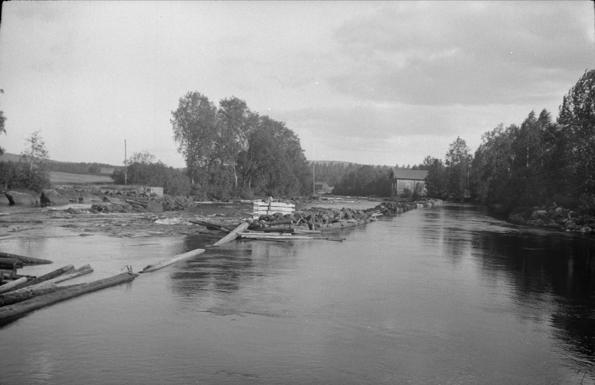 Timmerflottning - sannolikt trakten kring Österfärnebo, Gästrikland 1940 - 50-tal