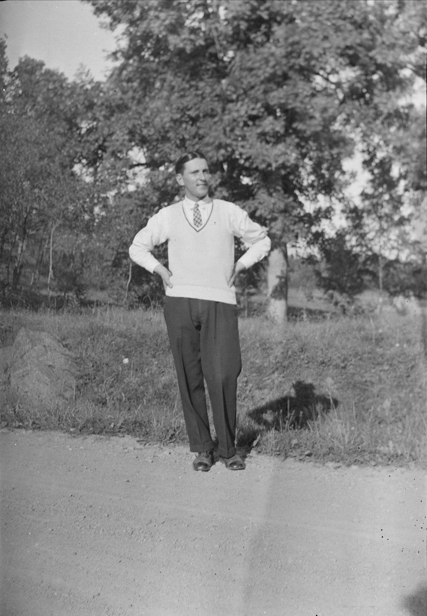 Göte Blom poserar, Ytterkvarn, Österunda socken, Uppland 1940 - 50-tal