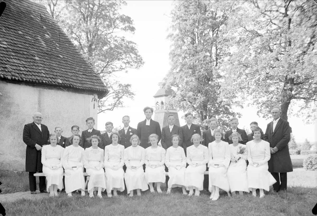 Konfirmander vid Viksta kyrka, Uppland 1938
