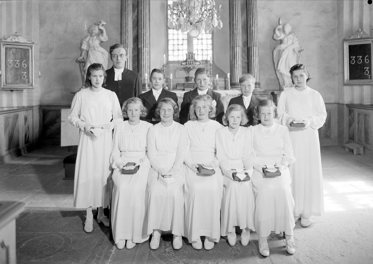 Konfirmander i Husby-Långhundra kyrka, Husby-Långhundra socken, Uppland 1940
