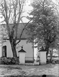 Grindstolpar och järngrind vid Fröslunda kyrka, Fröslunda so