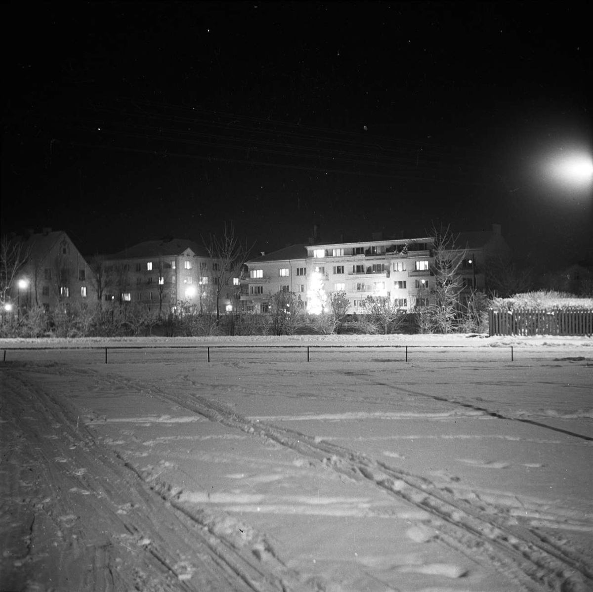 Flerbostadshus i kvällsljus, Vindhemsparken mot norr, Uppsala, december 1938