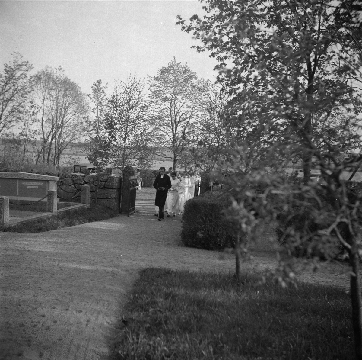 Konfirmander utanför Viksta kyrka, Viksta socken, Uppland maj 1937