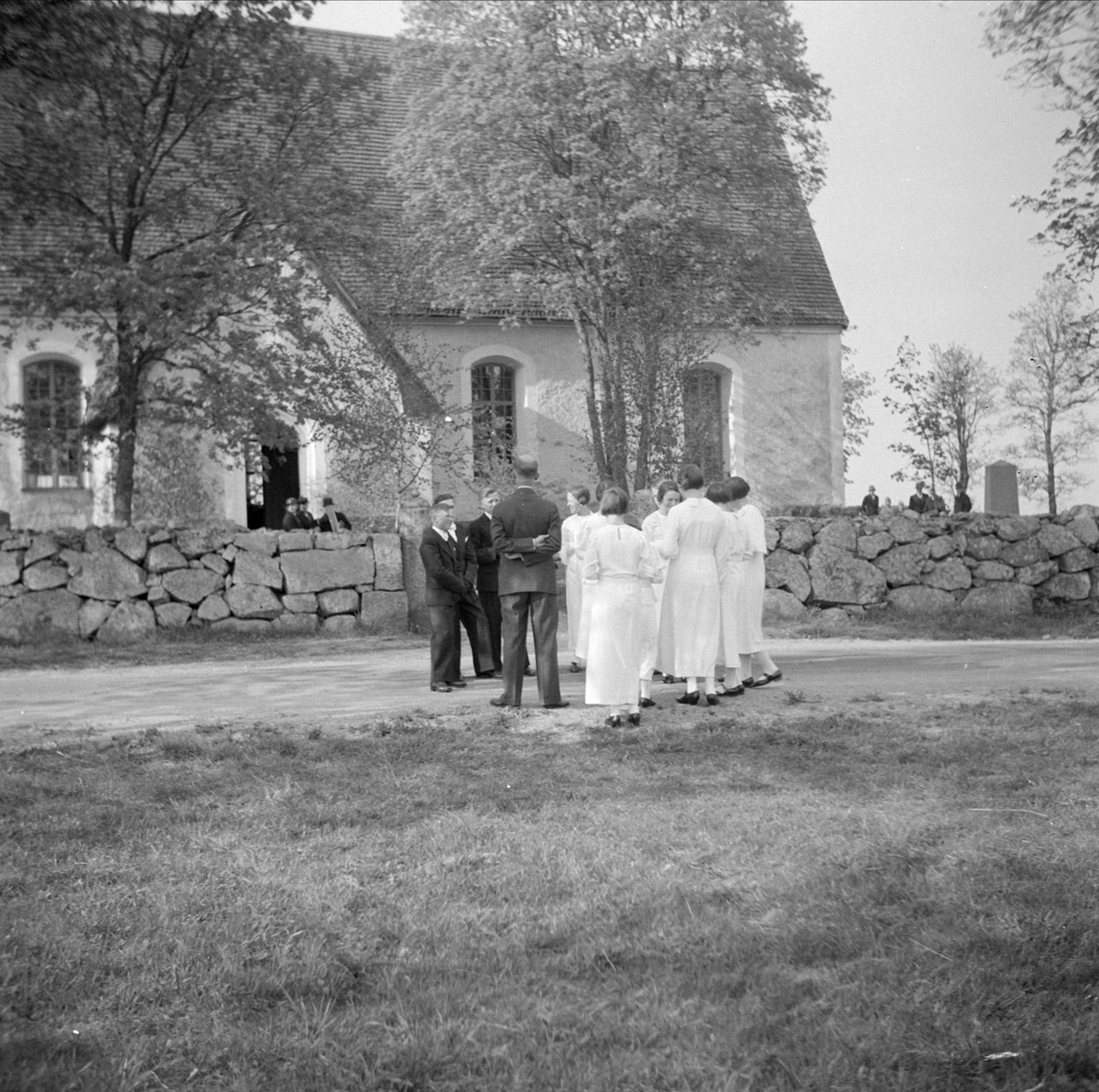 Konfirmander utanför Viksta kyrka, Viksta socken, Uppland maj 1937