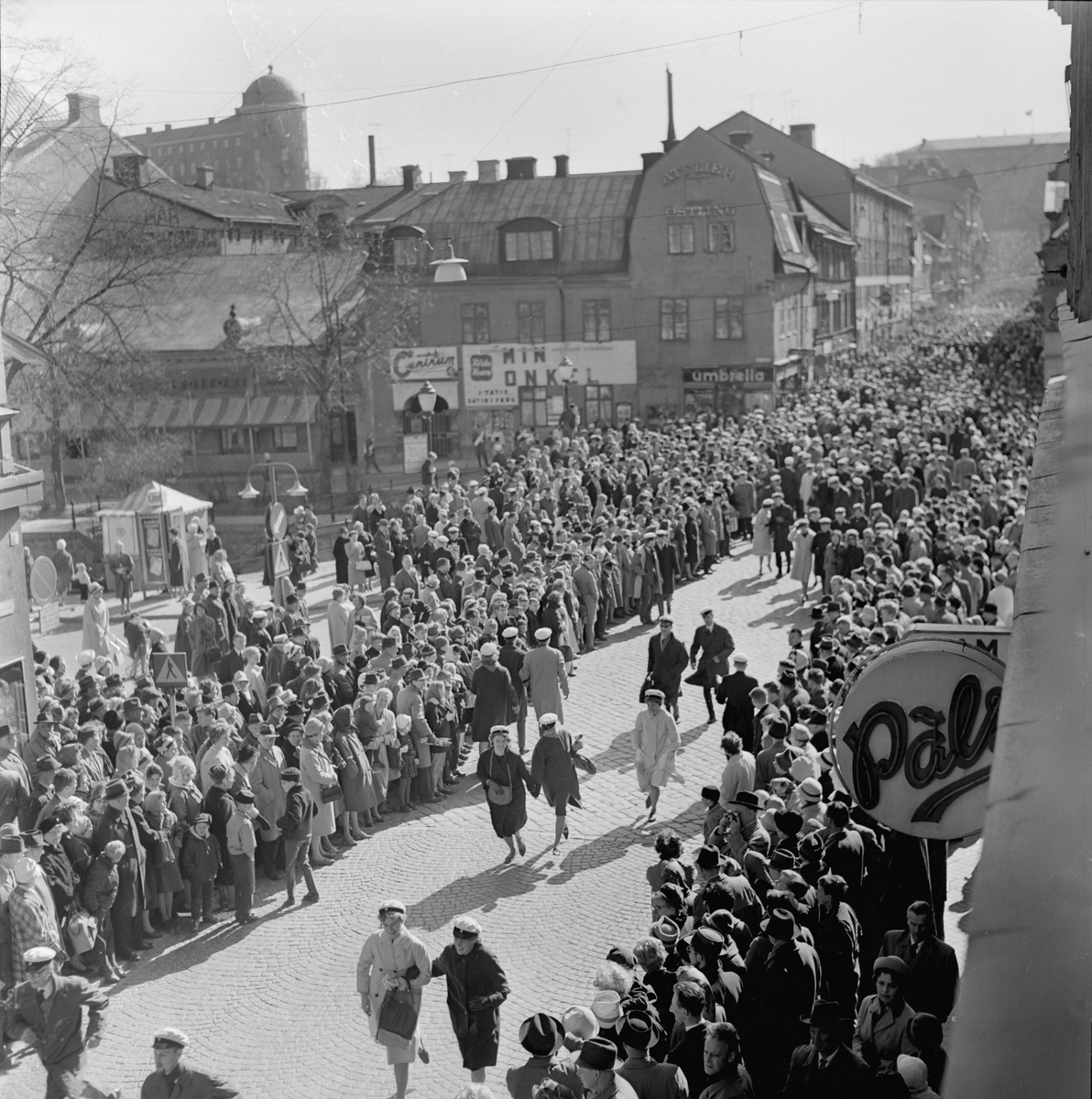 Valborgsmässofirande, Drottninggatan, stadsdelen Dragarbrunn, Uppsala, klockan 15.00 den 30 april