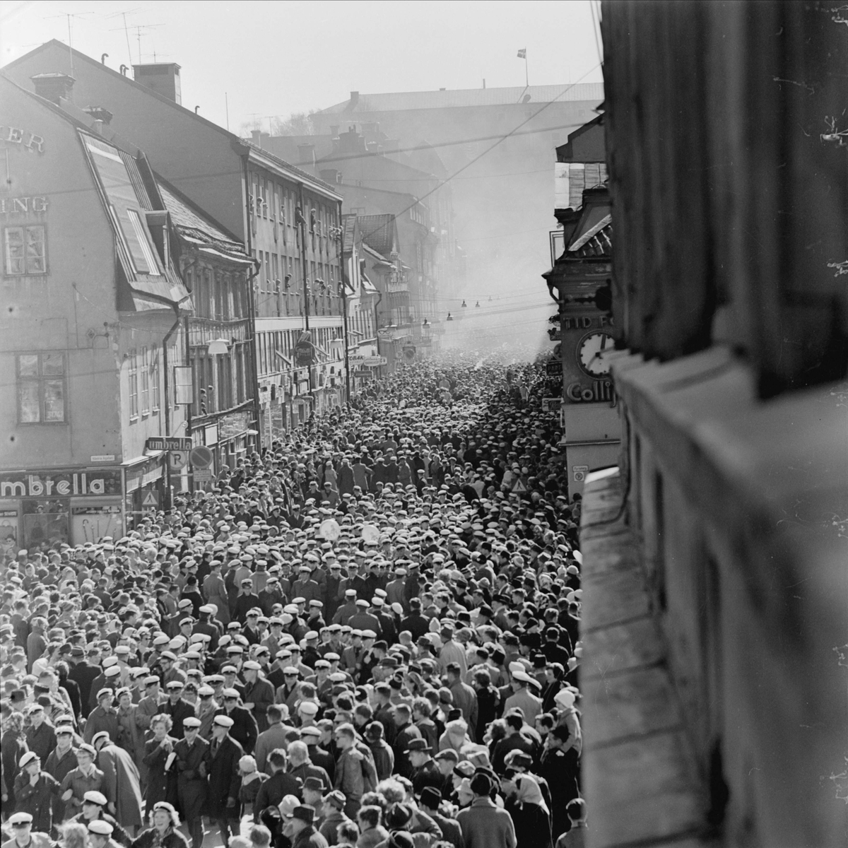 Valborgsmässofirande, Drottninggatan, stadsdelen Dragarbrunn, Uppsala, klockan 15.00 den 30 april