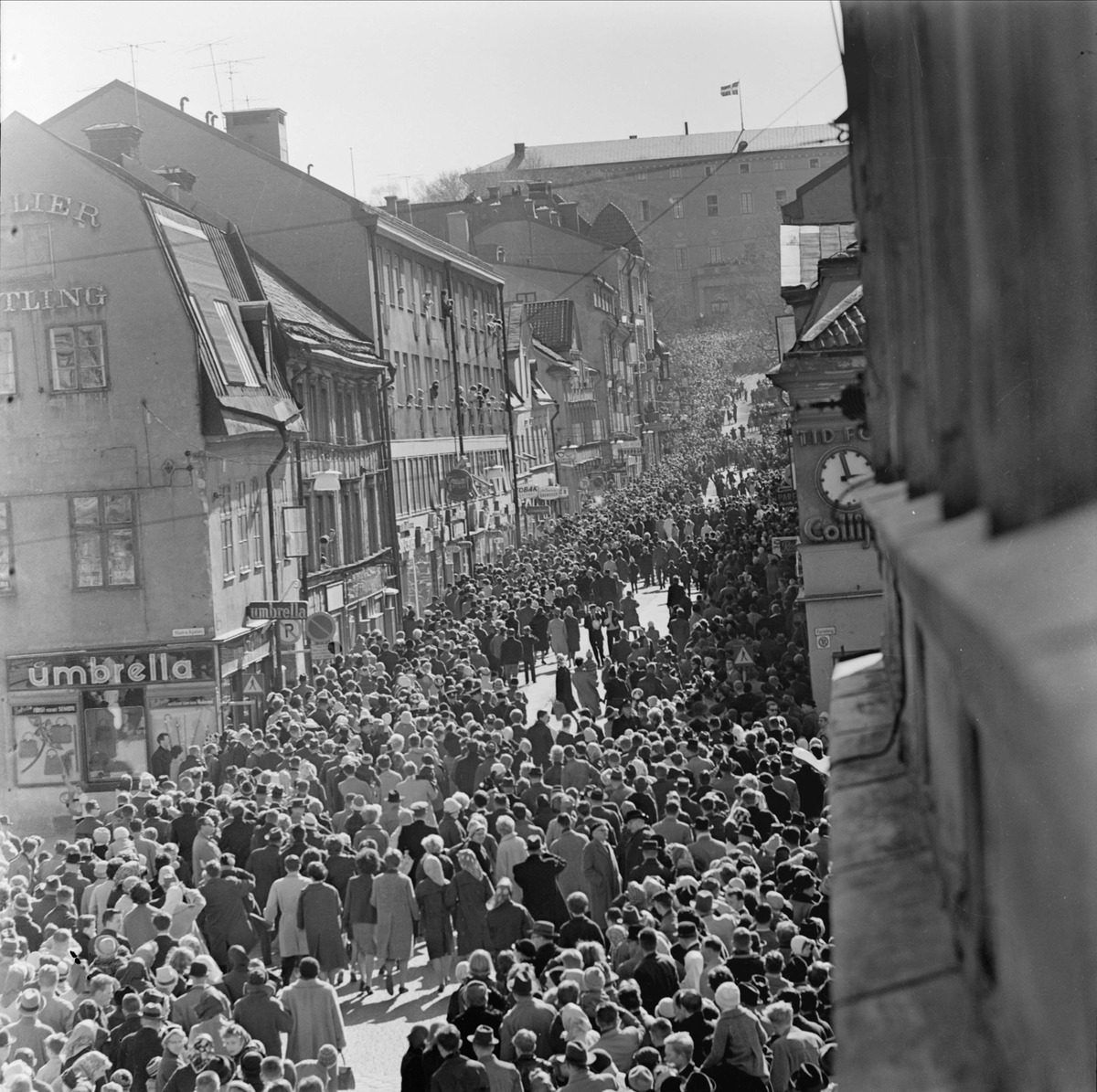 Valborgsmässofirande, Drottninggatan, stadsdelen Dragarbrunn, Uppsala, klockan 15.00 den 30 april