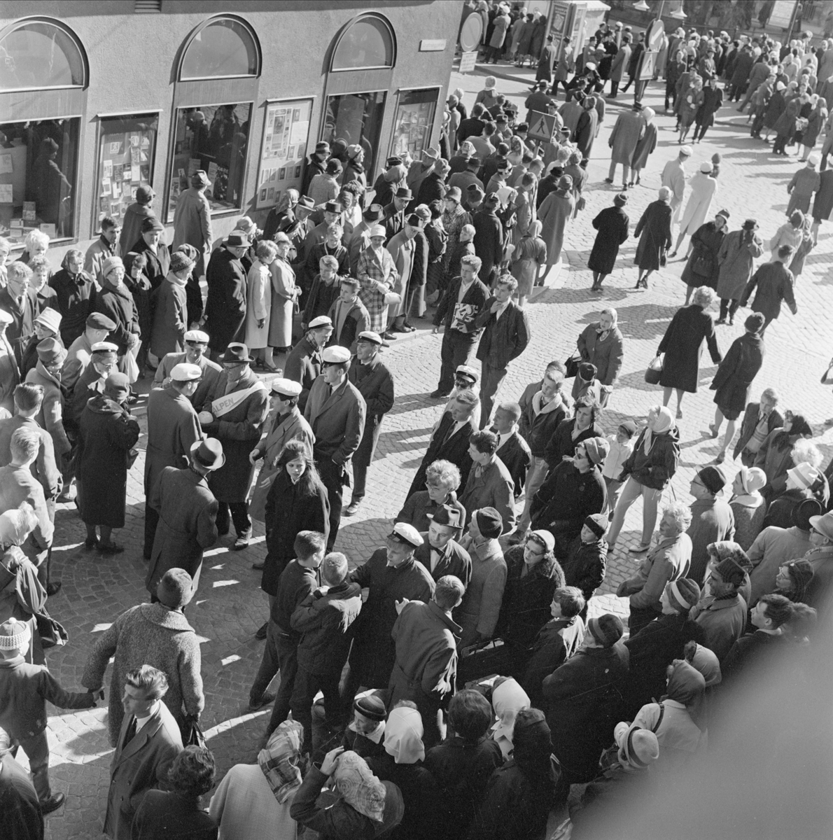 Valborgsmässofirande, vid Lundequistiska bokhandeln, Drottninggatan, stadsdelen Dragarbrunn, Uppsala, klockan 15.00 den 30 april