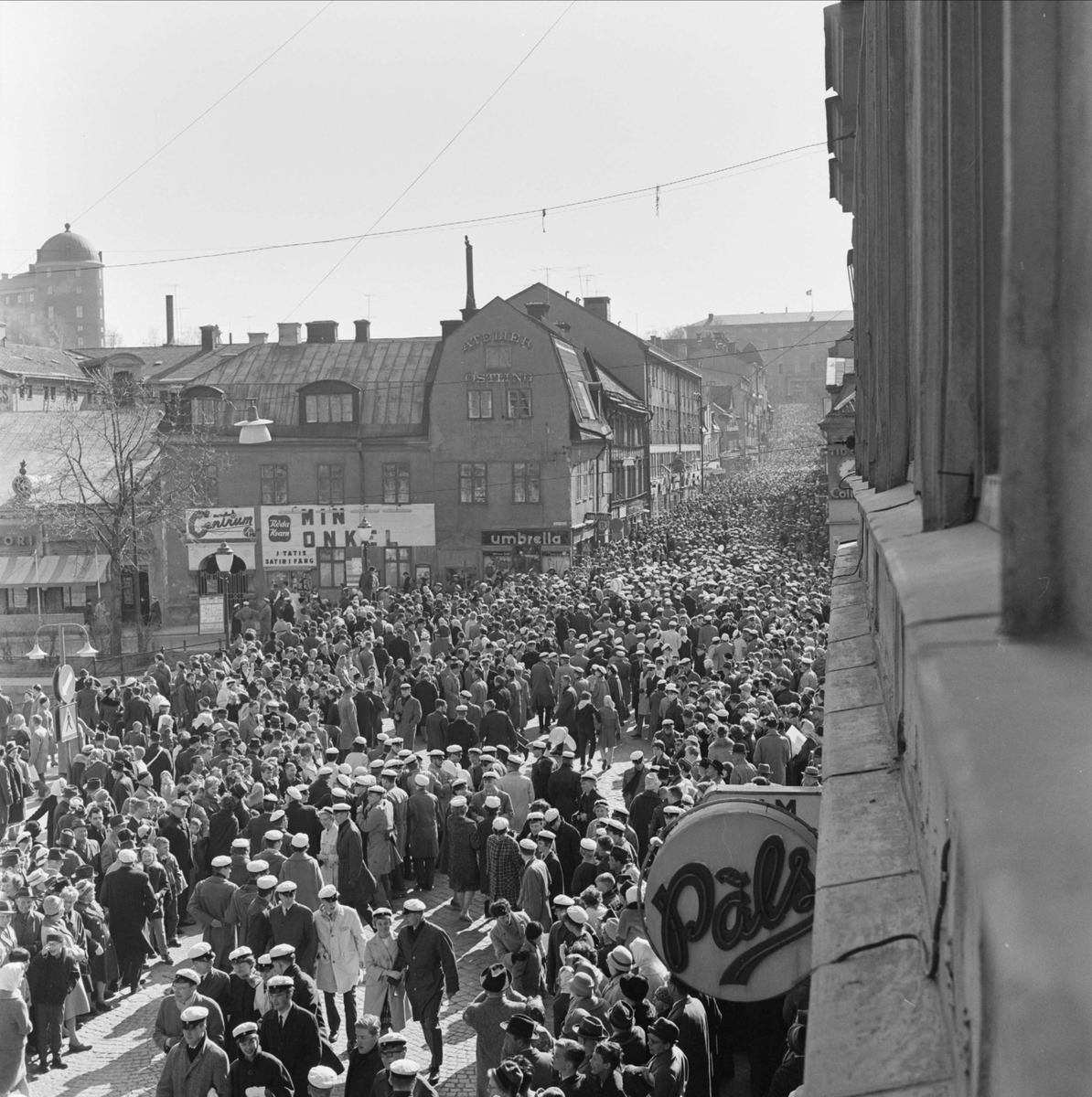 Valborgsmässofirande, Drottninggatan, Uppsala klockan 15.00 den 30 april