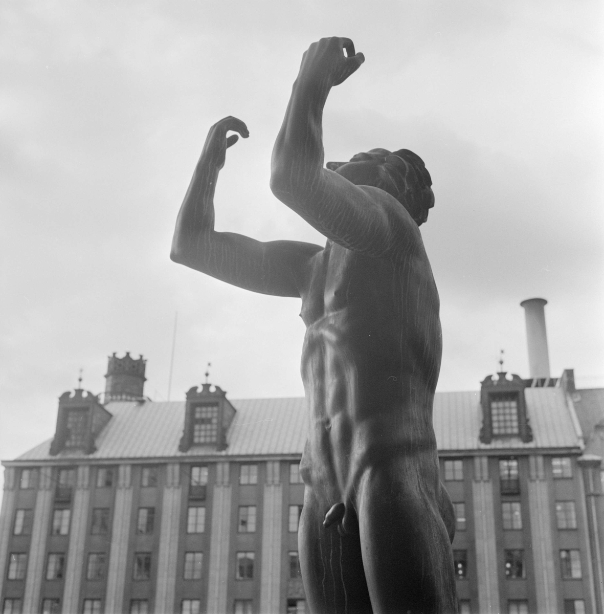 Fontänskulptur Orfeusgruppen av Carl Milles framför Konserthuset på Hötorget i Stockholm