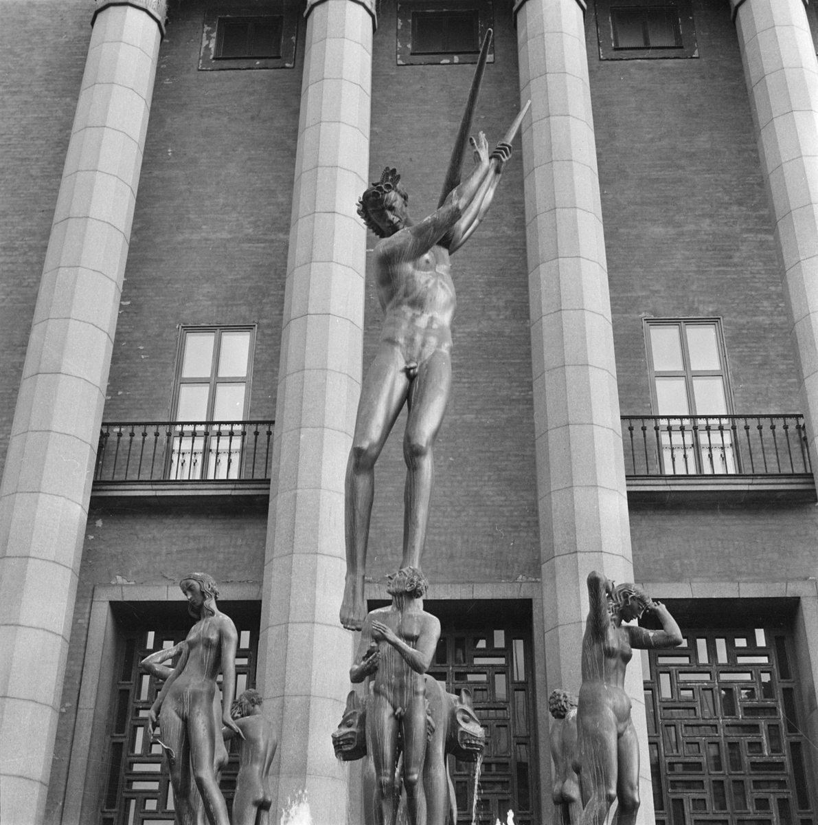 Fontänskulptur Orfeusgruppen av Carl Milles framför Konserthuset på Hötorget i Stockholm