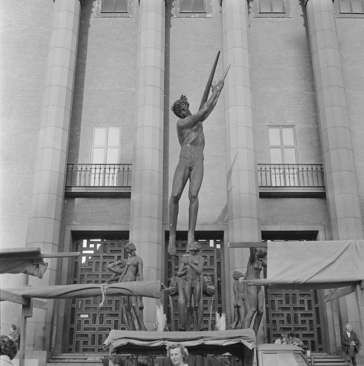 Fontänskulptur Orfeusgruppen av Carl Milles framför Konserthuset på Hötorget i Stockholm