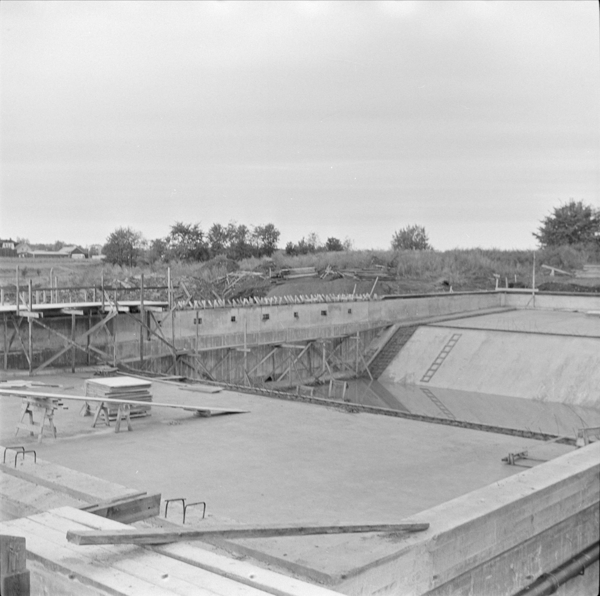 Bygget av första landbassängen i Fyrisbadet, Svartbäcken, Uppsala 1958