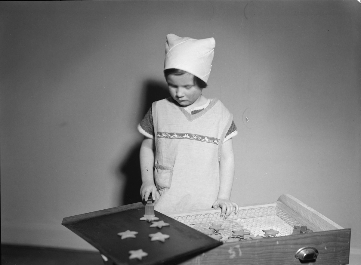 Flicka bakar pepparkakor, Sturegatan, Uppsala 1934