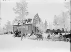 Renrajd framför konsumbutiken i Tuolluvaara, Kiruna, Lappland 1913-1918