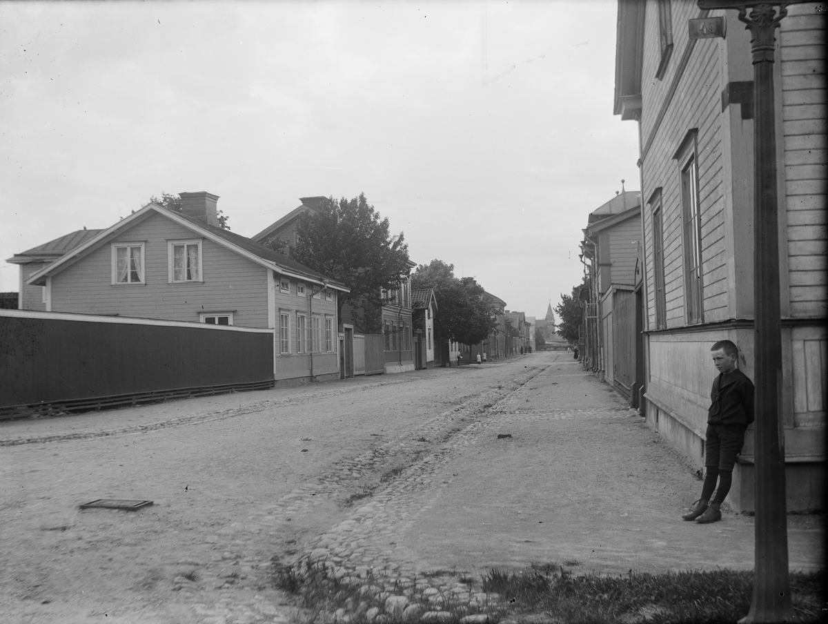 Kalle Ärnström vid stadsgata omkring 1925