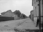 Kalle Ärnström vid stadsgata omkring 1925