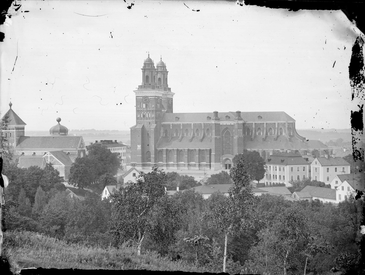 Uppsala domkyrka och Helga Trefaldighets kyrka från Slottsbacken, Uppsala, före 1885