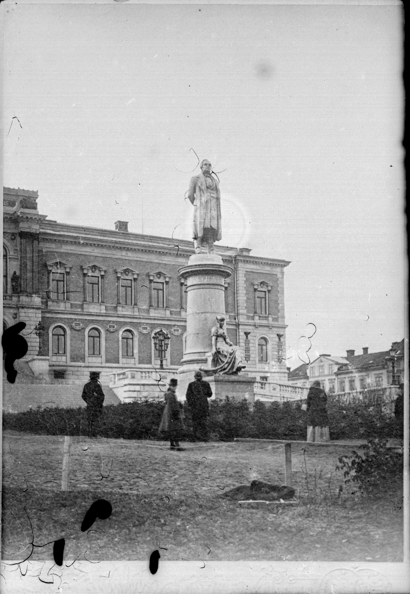 Reprofotografi - Universitetshuset med Geijerstatyn i förgrunden, Uppsala, sannolikt 1890-tal